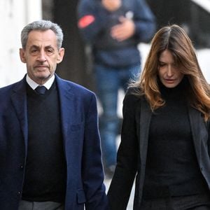 Nicolas Sarkozy, accompagné de sa femme Carla Bruni, sort de son domicile pour être incarcéré à la prison de La Santé à Paris, France, le 21 octobre 2025.

© Bestimage