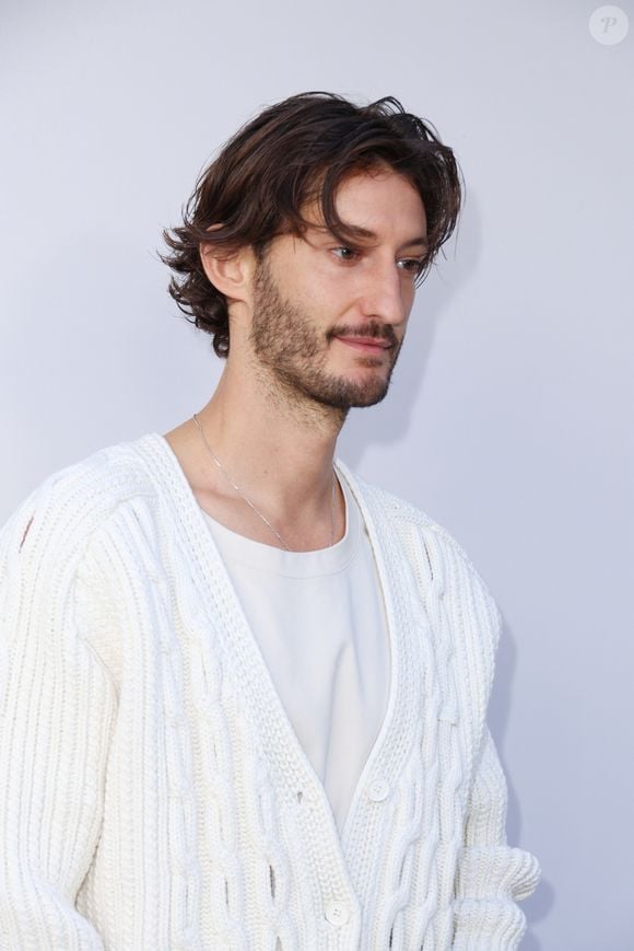 Et le comédien a mis le cap sur une destination très prisée des stars où il a été accueilli dans un palace 5 étoiles exceptionnel.

Pierre Niney au photocall du défilé Lacoste Collection Femme Prêt-à-Porter Printemps/Eté 2026 lors de la Fashion Week de Paris (PFW), au Lycée Carnot, à Paris, France, le 5 octobre 2025. © Sam Delpech/Bestimage
