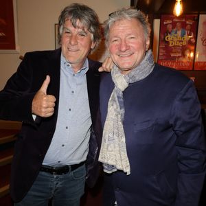 Tex et Patrick Adler - Anniversaire surprise de Popeck à l'occasion de ses 90 ans sur la scène du théâtre de Passy à Paris le 18 mai 2025. © Coadic Guirec/Bestimage