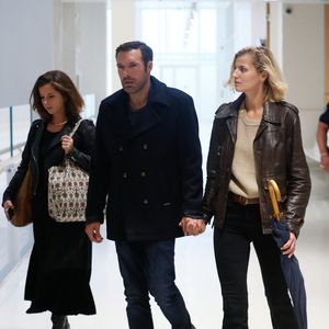 Nicolas Bedos, jugé pour agressions et harcèlement sexuels, arrive avec sa compagne Pauline Desmonts et son avocate,  J.Minkowski, au tribunal judiciaire de Paris, le 26 septembre 2024. Les faits reprochés auraient été commis entre 2018 et 2023. 
© Christophe Clovis / Bestimage