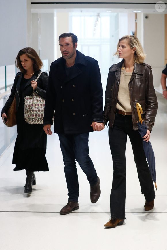 Nicolas Bedos, jugé pour agressions et harcèlement sexuels, arrive avec sa compagne Pauline Desmonts et son avocate,  J.Minkowski, au tribunal judiciaire de Paris, le 26 septembre 2024. Les faits reprochés auraient été commis entre 2018 et 2023. 
© Christophe Clovis / Bestimage