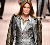 Un choix qui fait forcément écho au passé de sa mère, Carla Bruni, photographiée à l’époque de ses années mannequin aux côtés d’un certain Oribe Canales, figure incontournable de la coiffure et créateur de la marque Oribe.

Carla Bruni-Sarkozy lors du défilé Dolce & Gabbana pour la collection Prêt-à-Porter Printemps/Eté 2019 lors de la Fashion Week de Milan, Italie, le 23 septembre 2018. SGP / BESTIMAGE