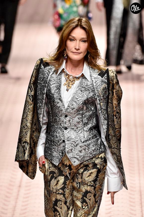 Un choix qui fait forcément écho au passé de sa mère, Carla Bruni, photographiée à l’époque de ses années mannequin aux côtés d’un certain Oribe Canales, figure incontournable de la coiffure et créateur de la marque Oribe.

Carla Bruni-Sarkozy lors du défilé Dolce & Gabbana pour la collection Prêt-à-Porter Printemps/Eté 2019 lors de la Fashion Week de Milan, Italie, le 23 septembre 2018. SGP / BESTIMAGE