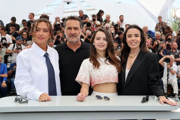 "L'amour ouf" fait office de challenger ! Cette grande fresque romantique et violente, signée Gilles Lellouche, a 13 nominations pour cette 50ème cérémonie : Adèle Exarchopoulos et François Civil sont notamment nommés comme Meilleure actrice et Meilleur acteur, Gilles Lellouche concourra dans la catégorie Meilleure réalisation, et Elodie Bouchez et Alain Chabat pourraient bien rafler les prix de Meilleure actrice et Meilleur acteur dans un second rôle.

Adèle Exarchoupoulos, le réalisateur Gilles Lellouche, Mallory Wanecque et Elodie Bouchez - Photocall du film "L'Amour Ouf" (Beating Hearts / Compétition) lors du 77ème Festival International du Film de Cannes (14 - 25 mai 2024), le 24 mai 2024. © Jacovides / Moreau / Bestimage