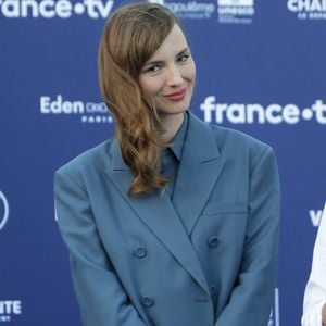 Cet engagement lui tient particulièrement à cœur pour aider les femmes artistes à percer dans les galeries.

Louise Bourgoin - Arrivées au cinéma CGR lors de la 18ème édition du Festival du Film Francophone de Angoulême (FFA) le 28 août 2025.

© Coadic Guirec / Bestimage