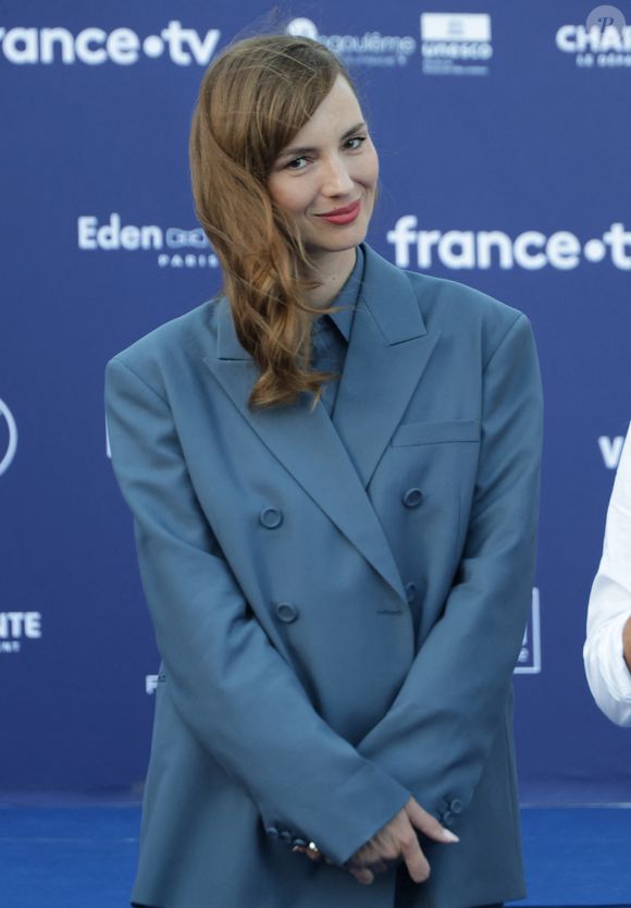 Cet engagement lui tient particulièrement à cœur pour aider les femmes artistes à percer dans les galeries.

Louise Bourgoin - Arrivées au cinéma CGR lors de la 18ème édition du Festival du Film Francophone de Angoulême (FFA) le 28 août 2025.

© Coadic Guirec / Bestimage