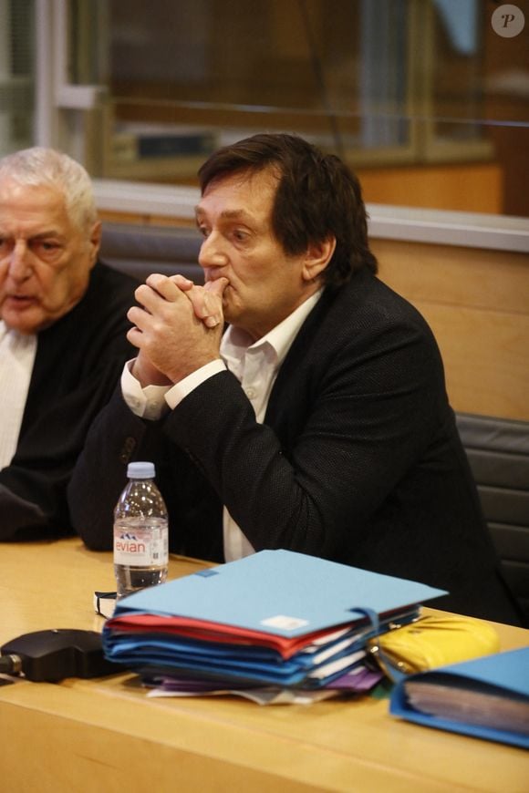 "Hypothèse haute : c'est un peu ce qui est dit dans le rapport d'enquête initial. Il a voulu dire à Pierre Palmade d'arrêter de mettre le bazar etc..." 



Pierre Palmade au tribunal de Melun avec ses avocats pour son procès pour blessures involontaires à la suite d'un accident de la route en février 2023 dans lequel sa voiture a percuté un autre véhicule à Melun.
Le 20 novembre 2024.

© Christophe Clovis / Bestimage