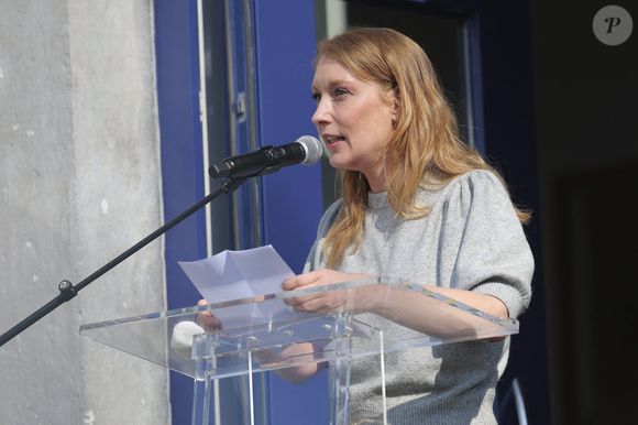Cathy Immelen (RTBF) - 300 personnes réunies pour rendre hommage à Emilie Dequenne dans sa ville de Chièvres (Belgique), le 9 avril 2025, quelques semaines après son décès prématuré, survenu le 16 mars 2025. © Photonews / Bestimage