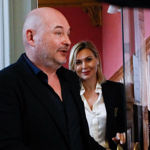 Sébastien Cauet et sa compagne Nathalie Dartois - Suspendu de l'antenne après une enquête pour viol, Sébastien Cauet réclame en justice son retour sur NRJ au tribunal de commerce de Paris, le 18 mars 2024. © Christophe Clovis/Bestimage