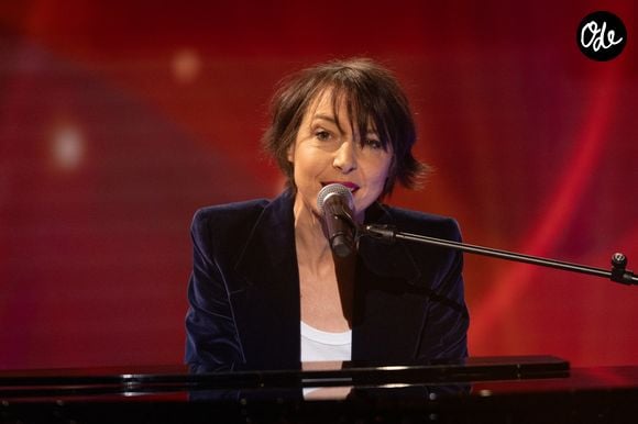 La chanteuse explique pourquoi elle l'a choisi pour interpréter JEAN avec elle.

Exclusif - Jeanne Cherhal pour les surprises lors de l'enregistrement de l'émission "La Boîte à secrets", présentée par F.Bollaert et diffusée le 2 janvier 2026 sur France 3, dans les studios du Lendit à Saint-Denis, France, le 1er décembre 2025. © Cyril Moreau/Bestimage
