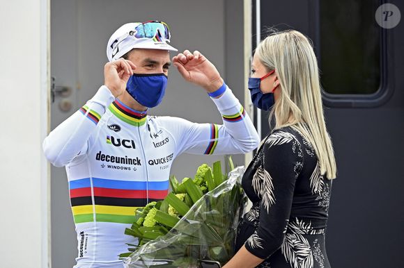 Son compagnon Julian Alaphilippe a lourdement chuté, et s'est blessé à l'épaule.

Le cycliste français Julian Alaphilippe, avec sa compagne Marion Rousse, lors de sa troisième victoire lors de la Flèche Wallonne à Huy en Belgique, le 21 avril 2021. © Photo News / Panoramic / Bestimage