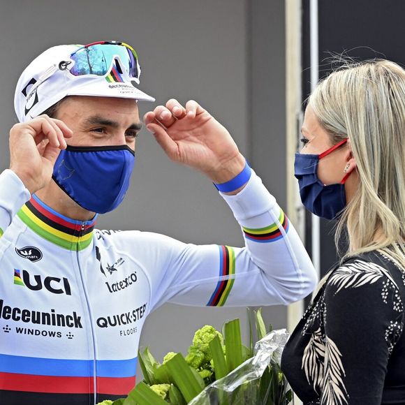 Son compagnon Julian Alaphilippe a lourdement chuté, et s'est blessé à l'épaule.

Le cycliste français Julian Alaphilippe, avec sa compagne Marion Rousse, lors de sa troisième victoire lors de la Flèche Wallonne à Huy en Belgique, le 21 avril 2021. © Photo News / Panoramic / Bestimage