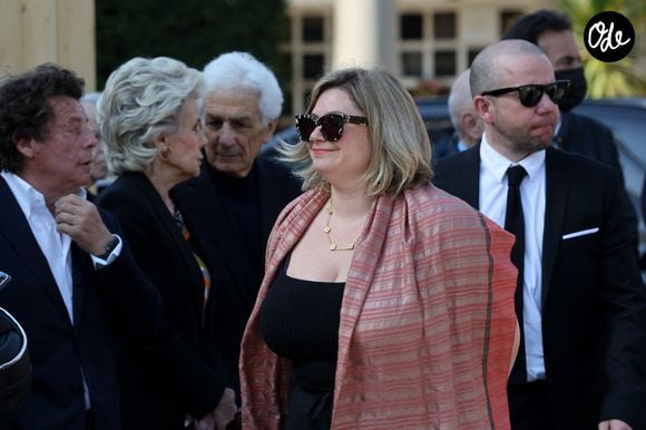 Daphné Rotcajg (Rotcage) (Petite-fille de Régine), son mari Jamie et guest - Obsèques de la chanteuse Régine au Crematorium du cimetière du Père-Lachaise à Paris. Le 9 mai 2022
© Jacovides-Moreau / Bestimage