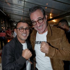 L’acteur était entouré de personnalités comme Philippe Caverivière, Brahim Asloum, Adil Rami, Bernard Le Coq ou encore Michel Crémadès.

Brahim Asloum et Jean Dujardin (tous en photos dans le livre) - Vernissage de l'exposition photos et du livre "La Boxe fait son cinéma" à l’hôtel Brach à Paris le 23 Septembre 2025. Ces clichés rendent hommage à plus de cinquante acteurs immortalisés dans des scènes où le noble art rencontre le 7ème art. © Bertrand Rindoff / Bestimage
