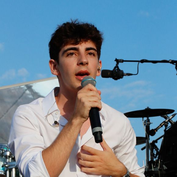 Le jeune chanteur de 20 ans s'est produit pour la première fois sur une scène française à l'occasion du Festival des Sables, aux Sables-d'Olonne.

Exclusif - Léon Hesby, le fils de Patrick Bruel, se produit pour la première fois sur scène en France, au festival des Sables-d'Olonne, le 26 juin 2026. En première partie de Marine Delplace, gagnante de la Star Academy (S12), le jeune musicien de 20 ans a chanté un titre en anglais, remportant un franc succès, sous le regard de sa mère, Amanda Sthers. © Noël Carrier / Bestimage