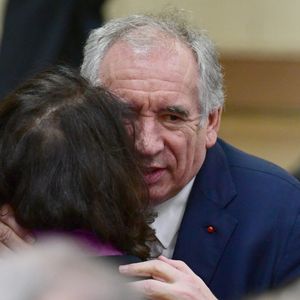 Elle était entourée du Premier ministre François Bayrou

François Bayrou, Premier ministre - Obsèques de J-F.Kahn dans la salle polyvalente de Mussy-sur-Seine, le 29 janvier 2025. Après cet hommage civil en présence de ses proches et notamment du Premier ministre F.Bayrou, le journaliste, décédé le 22 janvier 2025 à 86 ans, sera inhumé dans le cimetière communal dans la plus stricte intimité.
© Romain Doucelin / Bestimage