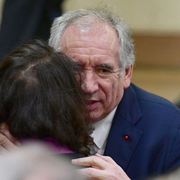 Elle était entourée du Premier ministre François Bayrou

François Bayrou, Premier ministre - Obsèques de J-F.Kahn dans la salle polyvalente de Mussy-sur-Seine, le 29 janvier 2025. Après cet hommage civil en présence de ses proches et notamment du Premier ministre F.Bayrou, le journaliste, décédé le 22 janvier 2025 à 86 ans, sera inhumé dans le cimetière communal dans la plus stricte intimité.
© Romain Doucelin / Bestimage