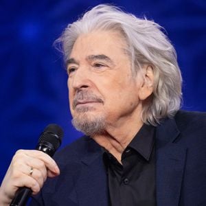 Il y a trois ans, Serge Lama a arrêté la scène à cause de problèmes de santé.

Serge Lama pour les surprises lors de l'enregistrement de l'émission "La Boîte à secrets", présentée par F.Bollaert © Cyril Moreau/Bestimage