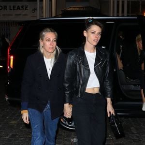 New York, NY - Le couple élégant Kristen Stewart et Dylan Meyer sont tout sourire, se tenant la main alors qu'elles rentrent chez eux après leur entretien avec Seth Meyers chez Boxers à Chelsea. Mars 2024
© Backgrid USA / Bestimage