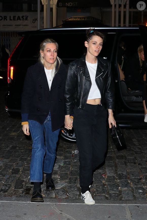 New York, NY - Le couple élégant Kristen Stewart et Dylan Meyer sont tout sourire, se tenant la main alors qu'elles rentrent chez eux après leur entretien avec Seth Meyers chez Boxers à Chelsea. Mars 2024
© Backgrid USA / Bestimage