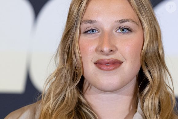Très demandée, l’artiste enchaîne les concerts et les succès depuis la Star Academy... 

La chanteuse belge et ancienne participante de la Star Academy Helena Bailly pose lors d'un photocall pour présenter la nouvelle saison de l'émission Star Academy au Grand Rex à Paris le 29 septembre 2025. © Alexis Jumeau/Abacapress.com