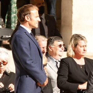 Elle avait déjà évoqué son immense manque en 2025, écrivant notamment : "Le manque est insatiable… Tu me manques tellement."

Pierre Vernier, Élodie Constantin, Emmanuel Macron, Paul Belmondo et Luana lors de la cérémonie d’hommage national à Jean-Paul Belmondo à l’Hôtel des Invalides à Paris, France, le 9 septembre 2021. 

© Christophe Aubert via Bestimage