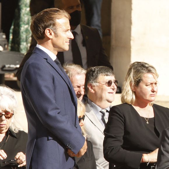 Elle avait déjà évoqué son immense manque en 2025, écrivant notamment : "Le manque est insatiable… Tu me manques tellement."

Pierre Vernier, Élodie Constantin, Emmanuel Macron, Paul Belmondo et Luana lors de la cérémonie d’hommage national à Jean-Paul Belmondo à l’Hôtel des Invalides à Paris, France, le 9 septembre 2021. 

© Christophe Aubert via Bestimage