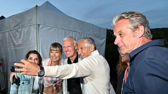 Didier Deschamps en vacances avec sa femme Claude, Nagui et Mélanie Page : leur déjeuner, les pieds dans le sable, interrompu...