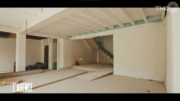 Mais devant autant de travaux, aucun acquéreur ne souhaitait reprendre la ferme.
François Berléand ouvre les portes de sa maison en ruine et au chantier abandonné dans l'émission "L'Agence" - TMC
