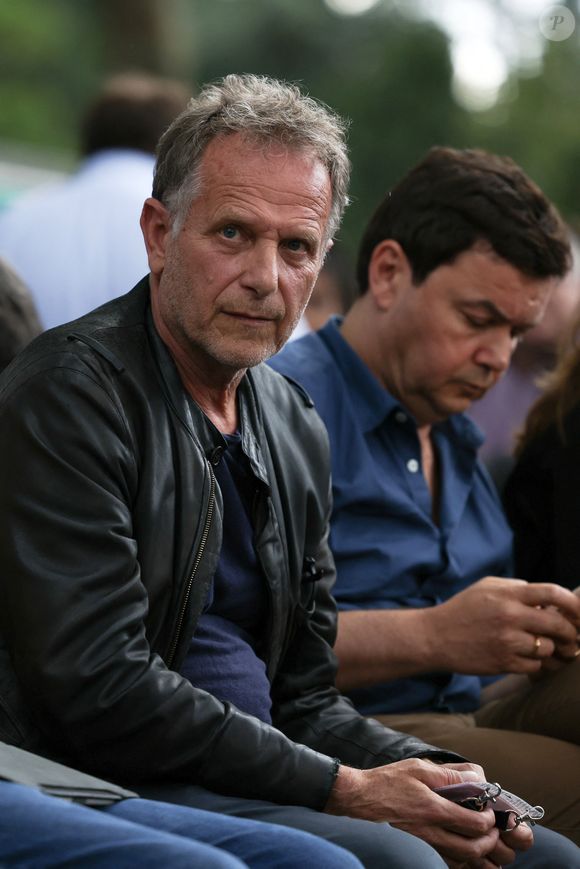 L'acteur Charles Berling et l'économiste Thomas Piketty lors d'une réunion de campagne électorale sur le thème Construire le Front Populaire (PFN) et la coalition électorale des partis de gauche appelée Nouveau Front Populaire, à Montreuil, le 17 juin 2024. © Stéphane Lemouton / Bestimage