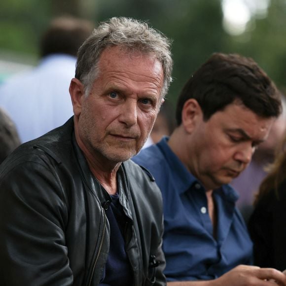 L'acteur Charles Berling et l'économiste Thomas Piketty lors d'une réunion de campagne électorale sur le thème Construire le Front Populaire (PFN) et la coalition électorale des partis de gauche appelée Nouveau Front Populaire, à Montreuil, le 17 juin 2024. © Stéphane Lemouton / Bestimage