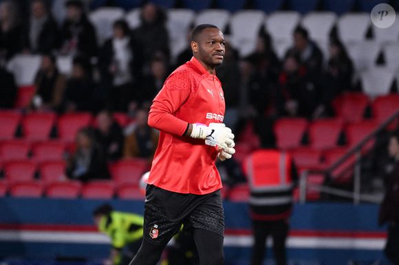 Steve Mandanda ( 30 - Rennes ) s'échauffe avant le match de Coupe de France entre le Paris Saint Germain et le Stade Rennais au Parc des Princes le 03 avril 2024 à Paris, France. ( Photo by federico pestellini / panoramic ) -