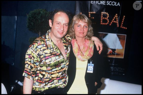 Dans les années 80, il vivait avec Roselyne, la mère de ses enfants.

ARCHIVES – Michel Jonasz dans les loges avec sa femme, le soir de son concert au Zénith de Paris, en 1992. © Baldini / Bestimage