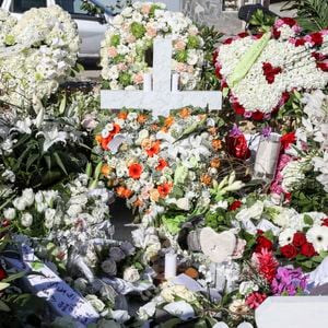 Illustration de la tombe de Johnny Hallyday au cimetière de Lorient sur l'Ile Saint-Barthélemy le 11 décembre 2017. La tombe est ornée du traditionnel coeur de Saint Barth en pierre pour l'éternité.