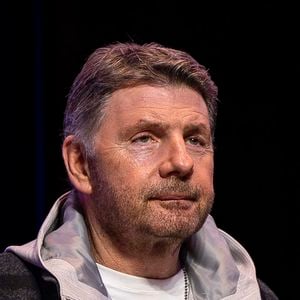 Un âge qu'il atteindra bientôt

Philippe Lellouche - Meeting de solidarité avec le peuple iranien "Iran, silence on tue !" à la Maison de la Chimie à Paris le 9 février 2026. © Vicenzo Arnone/Bestimage