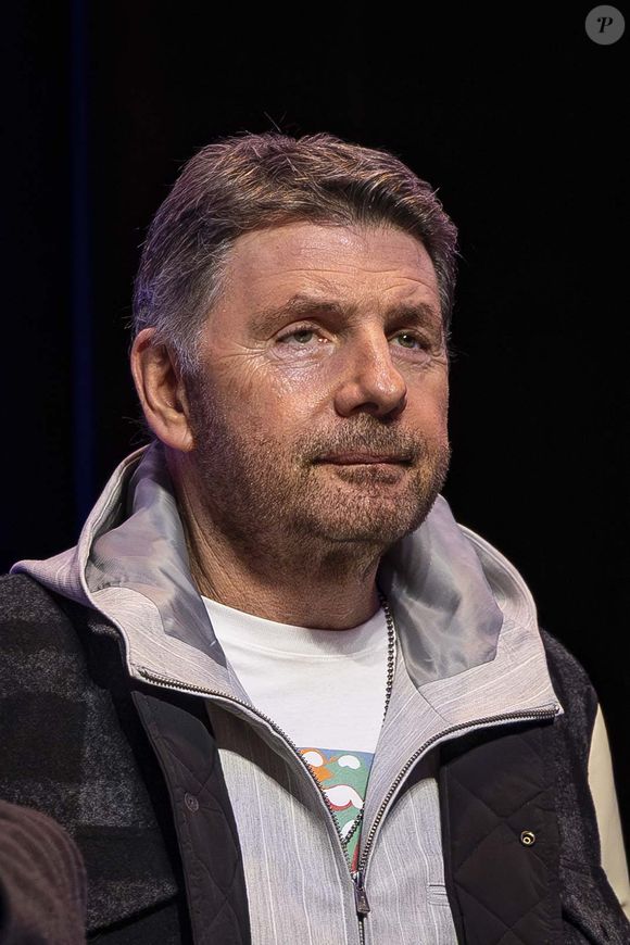 Un âge qu'il atteindra bientôt

Philippe Lellouche - Meeting de solidarité avec le peuple iranien "Iran, silence on tue !" à la Maison de la Chimie à Paris le 9 février 2026. © Vicenzo Arnone/Bestimage