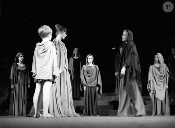 1966 - Distribution : Jean Martinelli (Poséidon), Françoise le Bail (Pallas), Eleanor Hirt (Hécube), Judith Magre (Cassandre), Natalie Nerval (Andromaque), Françoise Brion (Hélène), Yves Vincent (Ménélas) et Jean-Pierre Bernard (Ménélas).  (Image : © Keystone Press Agency/ZUMA Press Wire)