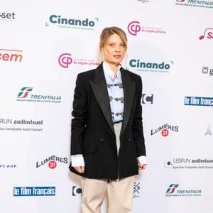 Pour son rôle dans "La chambre de Mariana".

Mélanie Thierry au photocall de la Cérémonie des Lumières à l'Institut du monde arabe à Paris le 18 janvier 2026.

© Perusseau / Sarkissian / Bestimage