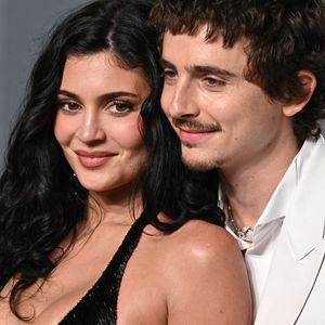 Depuis trois ans, le couple formé par Timothée Chalamet et Kylie Jenner fait couler beaucoup d'encre. La raison ? Ils paraissent mal assortis sur le papier...

Timothée Chalamet et Kylie Jenner à leur arrivée à la soirée des Oscars organisée par Vanity Fair, aux David Geffen Galleries du LACMA, Los Angeles, États-Unis. Crédit : Doug Peters/Empics/Abaca