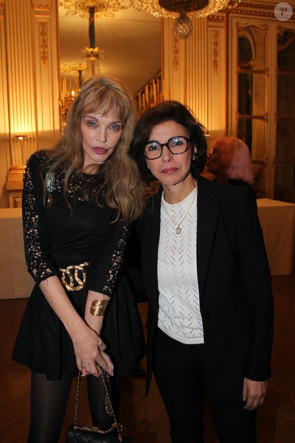 Semi Exclusif - Arielle Dombasle et Rachida Dati, ministre de la Culture - Arielle Dombasle est élevée au rang d'Officière de l'ordre des Arts et Lettres au Ministère de la Culture à Paris le 08 Décembre 2025.

© Philippe Baldini / Bestimage