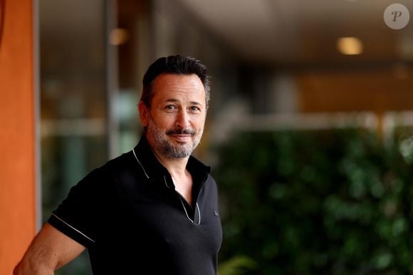 "Le fait que ça se passe dans une sorte d'académie de danse et de musique, une sorte de Fame à la française, Fame étant vraiment un des films qui m'a donné envie de faire ce métier, j'ai dit oui vraiment très très très rapidement".

Michaël Cohen - Les célébrités au village lors des Internationaux de France de Tennis de Roland Garros le 1er juin 2025. © Dominique Jacovides / Bestimage