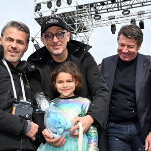 Gad Elmaleh a ouvert le premier corso carnavalesque en journée, en compagnie de Christian Estrosi, le maire de Nice, Laura Tenoudji Estrosi, leur fille Bianca, et Graig Monetti, l'adjoint au maire en charge de l'événementiel, durant la 140eme édition du Carnaval de Nice "Roi des Oceans" à Nice, le 23 février 2025© Bruno Bebert / Bestimage