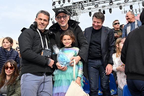 Gad Elmaleh a ouvert le premier corso carnavalesque en journée, en compagnie de Christian Estrosi, le maire de Nice, Laura Tenoudji Estrosi, leur fille Bianca, et Graig Monetti, l'adjoint au maire en charge de l'événementiel, durant la 140eme édition du Carnaval de Nice "Roi des Oceans" à Nice, le 23 février 2025© Bruno Bebert / Bestimage