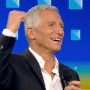 En réalité, Benoit a déjà réalisé son rêve simplement en encaissant son chèque et pour cause, le but du jeune homme - qui a fait son coming out dans l'émission Quelle Époque - était d'être totalement indépendant financièrement

Benoît de "N'oubliez pas les paroles" présente sa soeur, dans l'émission du 8 janvier 2025