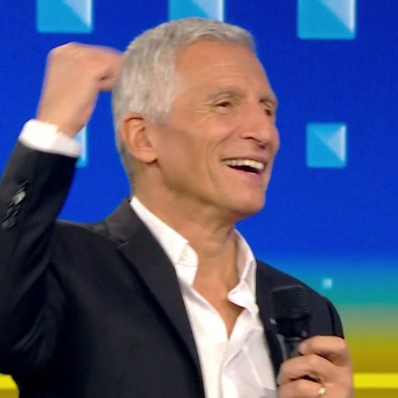 En réalité, Benoit a déjà réalisé son rêve simplement en encaissant son chèque et pour cause, le but du jeune homme - qui a fait son coming out dans l'émission Quelle Époque - était d'être totalement indépendant financièrement

Benoît de "N'oubliez pas les paroles" présente sa soeur, dans l'émission du 8 janvier 2025