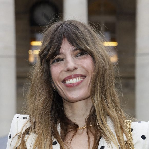 Lou Doillon est une maman "fière". 

Lou Doillon arrive au défilé Valentino lors de la Semaine de la mode Haute Couture Automne/Hiver 2025 - 2026 à Paris, France. Photo by Marco Piovanotto/ABACAPRESS.COM