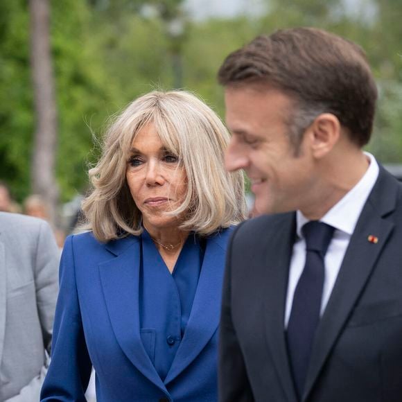 Emmanuel Macron, président de la République Française, et la Première dame Brigitte Macron, à la sortie du bureau de vote lors du deuxième tour des élections législatives au Touquet, le 7 juillet 2024.
© Eliot Blondet/Pool/Bestimage