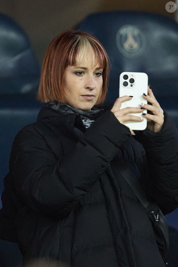 La chanteuse Suzane - Célébrités dans les tribunes lors du match de Ligue 1 McDonald's opposant le Paris Saint-Germain (PSG) à l'Olympique de Marseille (OM) - (3-1) au Parc des Princes à Paris le 16 mars 2025. © Cyril Moreau/Bestimage