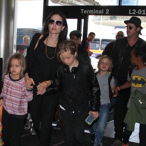 Et de conclure :  "Je pense en particulier à ma fille Shiloh très secrète qui voudrait tellement ne pas être suivie, ne pas être photographiée. Mais on ne leur a pas laissé cette liberté ..."

Brad Pitt, sa femme Angelina Jolie et leurs enfants Maddox, Pax, Zahara, Shiloh, Vivienne et Knox prennent l'avion à l'aéroport de Los Angeles pour venir passer quelques jours dans leur propriété de Miraval, le 6 juin 2015. (FAMEFLYNET / BESTIMAGE).