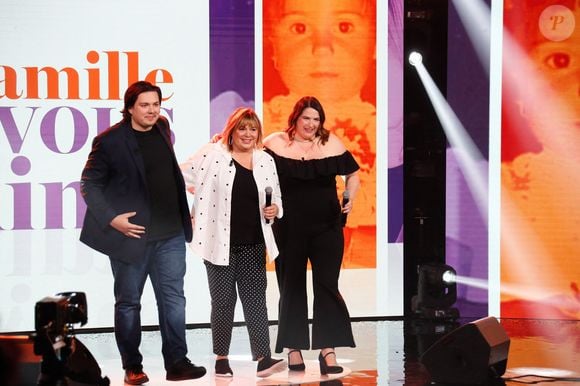Exclusif - Michèle Bernier et ses enfants Charlotte et Enzo Gaccio lors de l'enregistrement de l'émission "Famille je vous aime" présentée par M. Drucker et qui sera diffusée le 13 juin 2025 sur France 3, aux Studios rive gauche à Paris, France, le 14 avril 2025. © Clovis-Gaffiot/Bestimage
Tout au long de sa carrière, Michel Drucker a interviewé les parents de ses invités pour comprendre leur parcours. Il a tissé des liens avec chacune de leur famille. Voilà comment est née l'idée de " Famille je vous aime ".

Cette émission diffusée en prime time sur France 3, entre la Fête des Mères et la Fête des Pères, a pour thème principal la transmission.

La famille a toujours inspiré les artistes que ce soit en chanson ou en humour. Gad Elmaleh, le parrain de cette première émission sera accompagné de Régine et David, ses parents. Il y aura également Dany Brillant, Anne Roumanoff, Roman Doduick et leur maman, Michèle Bernier, Laurent Voulzy, Gérard Lanvin, Louis Chedid, Michel et Beatrice Leeb et leurs enfants, mais aussi David Hallyday et Olivier de Benoist dont les récents spectacles abordent ce sujet.

Entre émotion et fous rires, nous n'avons pas fini d'aimer ces drôles de Familles !